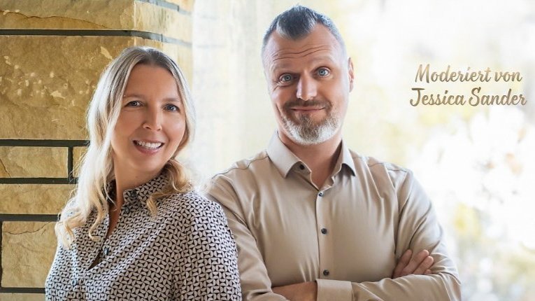 Foto Glanz, Luxus und Glamour im Makleralltag � wie man es aus US-Serien kennt � das w�re sch�n. Die Realit�t sieht oft etwas anders aus. Neben gl�cklichen K�ufern, Sektgl�sern bei der Schl�ssel�bergabe und strahlenden Verk�ufern erlebt Team Wolf als Immobilienmakler in Baden-Baden auch die weniger glamour�sen Seiten des Berufs. Leerstehende Wohnungen, in denen pl�tzlich mehr Menschen auftauchen als angek�ndigt, Gew�lbekeller mit wei�en Spinnen oder Notartermine, bei denen ganze Lebenskapitel im Raum stehen. Genau solche Situationen geh�ren zum Alltag, wenn man t�glich mit Immobilien und Menschen arbeitet � egal ob bei einem Hausverkauf in Rastatt, einer Wohnungsbesichtigung in Gaggenau oder einer Immobilie im Raum Karlsruhe.<br><br>