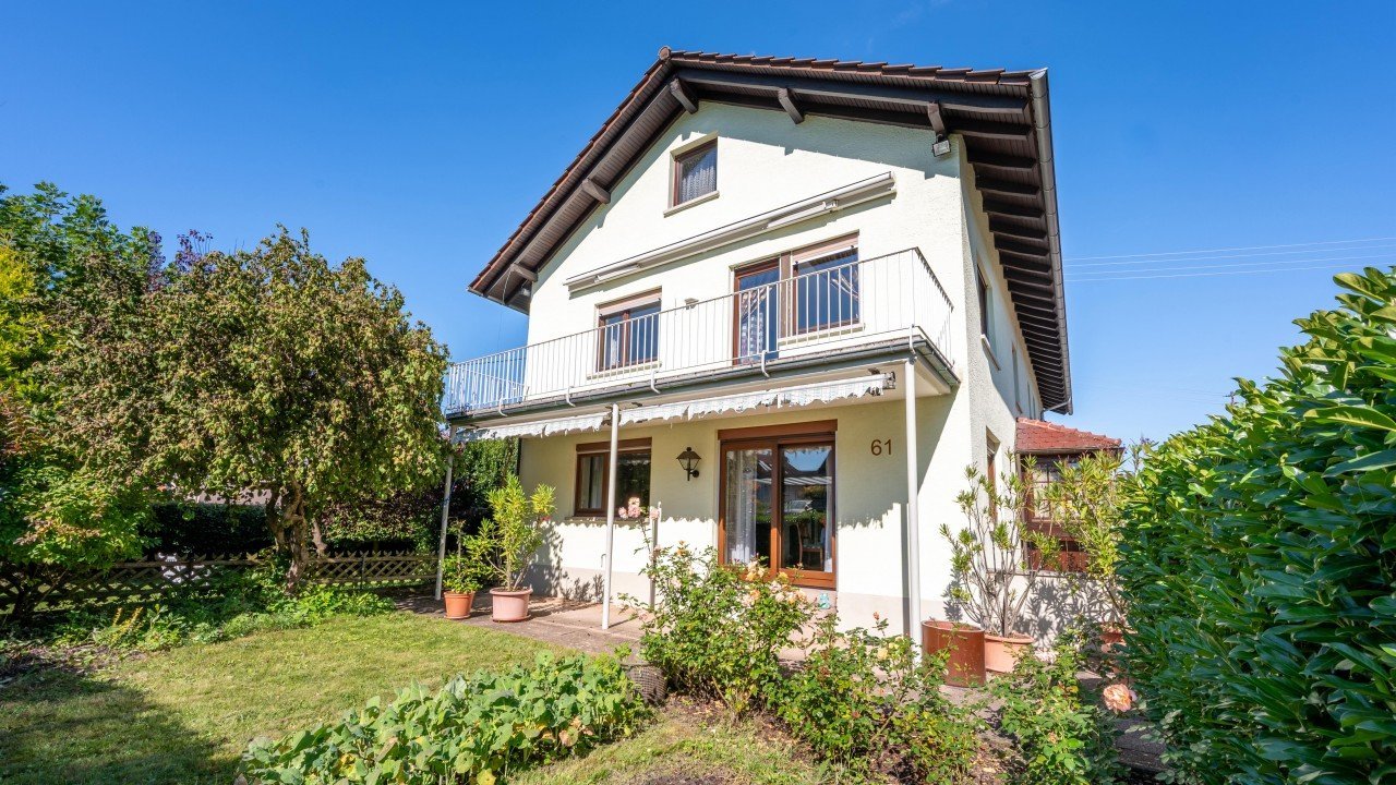 Foto Manche Immobilien erz�hlen schon beim ersten Betreten ihre eigene Geschichte. Dieses Haus in Baden-Baden Steinbach war genau so ein Ort: ruhig gelegen, von Natur umgeben und mit viel Platz f�r das Familienleben. Eine Immobilie, die genau das verk�rpert, was viele Menschen sich f�r ihr Zuhause w�nschen � Ruhe, Lebensqualit�t und eine gewachsene Umgebung.<br><br>Umso mehr freuen wir uns, dass wir dieses Einfamilienhaus in Baden-Baden Steinbach erfolgreich verkaufen konnten. F�r die bisherigen Eigent�mer bedeutet der Verkauf einen neuen Lebensabschnitt, f�r die K�ufer beginnt nun ein neues Kapitel in einer der sch�nsten Wohnlagen von Baden-Baden.<br><br>Gerade Immobilien in Steinbach, einem der beliebtesten Stadtteile von Baden-Baden, sto�en auf gro�es Interesse bei Familien und Menschen, die naturnah wohnen und gleichzeitig die N�he zur Stadt genie�en m�chten. Die Kombination aus ruhiger Wohnlage, guter Infrastruktur und der besonderen Lebensqualit�t von Baden-Baden macht diesen Standort besonders attraktiv.<br><br>Der erfolgreiche Verkauf zeigt einmal mehr, wie wichtig eine durchdachte Vermarktung und eine realistische Marktpreiseinsch�tzung sind. Gerade in gefragten Lagen wie Baden-Baden Steinbach entscheidet nicht nur die Immobilie selbst �ber den Verkaufserfolg, sondern auch die richtige Ansprache der passenden K�ufer.<br><br>Wir bedanken uns bei den Eigent�mern f�r das Vertrauen und w�nschen den neuen Besitzern viele gl�ckliche Jahre in ihrem neuen Zuhause in Baden-Baden Steinbach.