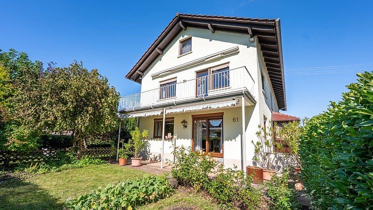 Foto Manche Immobilien erzählen schon beim ersten Betreten ihre eigene Geschichte. Dieses Haus in Baden-Baden Steinbach war genau so ein Ort: ruhig gelegen, von Natur umgeben und mit viel Platz für das Familienleben. Eine Immobilie, die genau das verkörpert, was viele Menschen sich für ihr Zuhause wünschen – Ruhe, Lebensqualität und eine gewachsene Umgebung.<br><br>Umso mehr freuen wir uns, dass wir dieses Einfamilienhaus in Baden-Baden Steinbach erfolgreich verkaufen konnten. Für die bisherigen Eigentümer bedeutet der Verkauf einen neuen Lebensabschnitt, für die Käufer beginnt nun ein neues Kapitel in einer der schönsten Wohnlagen von Baden-Baden.<br><br>Gerade Immobilien in Steinbach, einem der beliebtesten Stadtteile von Baden-Baden, stoßen auf großes Interesse bei Familien und Menschen, die naturnah wohnen und gleichzeitig die Nähe zur Stadt genießen möchten. Die Kombination aus ruhiger Wohnlage, guter Infrastruktur und der besonderen Lebensqualität von Baden-Baden macht diesen Standort besonders attraktiv.<br><br>Der erfolgreiche Verkauf zeigt einmal mehr, wie wichtig eine durchdachte Vermarktung und eine realistische Marktpreiseinschätzung sind. Gerade in gefragten Lagen wie Baden-Baden Steinbach entscheidet nicht nur die Immobilie selbst über den Verkaufserfolg, sondern auch die richtige Ansprache der passenden Käufer.<br><br>Wir bedanken uns bei den Eigentümern für das Vertrauen und wünschen den neuen Besitzern viele glückliche Jahre in ihrem neuen Zuhause in Baden-Baden Steinbach. Foto Manche Immobilien erzählen schon beim ersten Betreten ihre eigene Geschichte. Dieses Haus in Baden-Baden Steinbach war genau so ein Ort: ruhig gelegen, von Natur umgeben und mit viel Platz für das Familienleben. Eine Immobilie, die genau das verkörpert, was viele Menschen sich für ihr Zuhause wünschen – Ruhe, Lebensqualität und eine gewachsene Umgebung.<br><br>Umso mehr freuen wir uns, dass wir dieses Einfamilienhaus in Baden-Baden Steinbach erfolgreich verkaufen konnten. Für die bisherigen Eigentümer bedeutet der Verkauf einen neuen Lebensabschnitt, für die Käufer beginnt nun ein neues Kapitel in einer der schönsten Wohnlagen von Baden-Baden.<br><br>Gerade Immobilien in Steinbach, einem der beliebtesten Stadtteile von Baden-Baden, stoßen auf großes Interesse bei Familien und Menschen, die naturnah wohnen und gleichzeitig die Nähe zur Stadt genießen möchten. Die Kombination aus ruhiger Wohnlage, guter Infrastruktur und der besonderen Lebensqualität von Baden-Baden macht diesen Standort besonders attraktiv.<br><br>Der erfolgreiche Verkauf zeigt einmal mehr, wie wichtig eine durchdachte Vermarktung und eine realistische Marktpreiseinschätzung sind. Gerade in gefragten Lagen wie Baden-Baden Steinbach entscheidet nicht nur die Immobilie selbst über den Verkaufserfolg, sondern auch die richtige Ansprache der passenden Käufer.<br><br>Wir bedanken uns bei den Eigentümern für das Vertrauen und wünschen den neuen Besitzern viele glückliche Jahre in ihrem neuen Zuhause in Baden-Baden Steinbach.