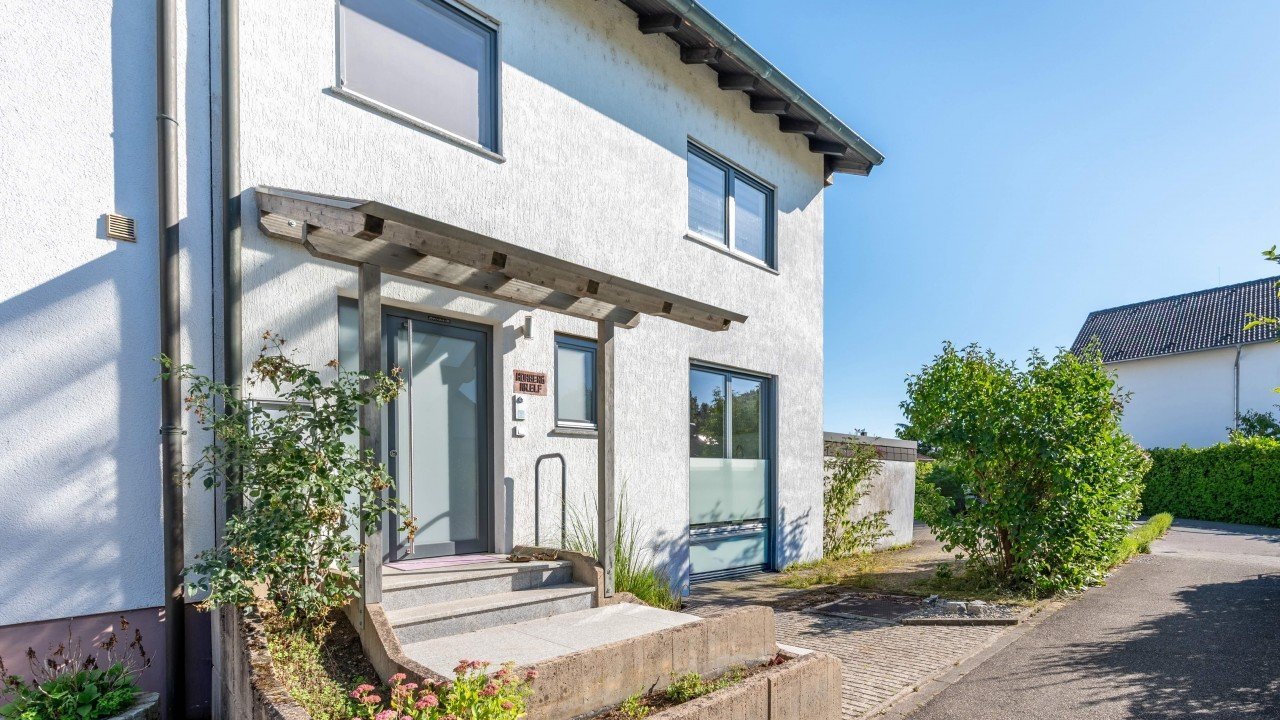 Foto Manche H�user haben sofort eine besondere Wirkung, sobald man die T�r �ffnet. Dieses Reihenendhaus in Rheinstetten Neuburgweier war genau so eine Immobilie. Die ruhige Wohnlage, der eigene Garten und die angenehme Nachbarschaft machten das Haus zu einem idealen Zuhause f�r Menschen, die Wert auf ein entspanntes Umfeld und gleichzeitig auf eine gute Anbindung legen.<br><br>Umso mehr freuen wir uns, dass wir dieses Reihenendhaus in Rheinstetten Neuburgweier erfolgreich verkaufen konnten. F�r die bisherigen Eigent�mer beginnt damit ein neuer Lebensabschnitt, w�hrend die K�ufer ihr neues Zuhause in einer besonders attraktiven Wohnlage gefunden haben.<br><br>Neuburgweier z�hlt zu den beliebtesten Ortsteilen von Rheinstetten. Viele Menschen sch�tzen hier vor allem die naturnahe Umgebung, die ruhige Atmosph�re und die gleichzeitig gute Erreichbarkeit der umliegenden St�dte. Diese Kombination macht den Standort besonders interessant f�r Familien und Paare, die sich ein Zuhause au�erhalb der Gro�stadt w�nschen, ohne auf eine gute Infrastruktur verzichten zu m�ssen.<br><br>Gerade Reihenh�user und Reihenendh�user in Rheinstetten Neuburgweier sind bei vielen Kaufinteressenten sehr gefragt. Ein eigener Garten, ausreichend Wohnfl�che und eine gewachsene Nachbarschaft bieten genau die Voraussetzungen, die sich viele Menschen f�r ihr Zuhause w�nschen.<br><br>Der erfolgreiche Verkauf dieser Immobilie zeigt einmal mehr, wie wichtig eine durchdachte Vermarktung und eine realistische Marktpreiseinsch�tzung sind. Neben der Lage spielt auch die Art der Pr�sentation eine entscheidende Rolle. Hochwertige Bilder, eine gezielte Ansprache der passenden Interessenten und eine strukturierte Begleitung w�hrend des gesamten Verkaufsprozesses tragen wesentlich dazu bei, eine Immobilie erfolgreich zu vermitteln.<br><br>Wir bedanken uns herzlich bei den Eigent�mern f�r das entgegengebrachte Vertrauen und w�nschen den neuen Besitzern viele gl�ckliche Jahre in ihrem neuen Zuhause in Rheinstetten Neuburgweier. Wenn auch Sie dar�ber nachdenken, Ihre Immobilie zu verkaufen, stehen wir Ihnen gerne f�r ein unverbindliches Gespr�ch zur Verf�gung. Gemeinsam besprechen wir den aktuellen Marktwert Ihrer Immobilie und die passende Strategie f�r einen erfolgreichen Verkauf.