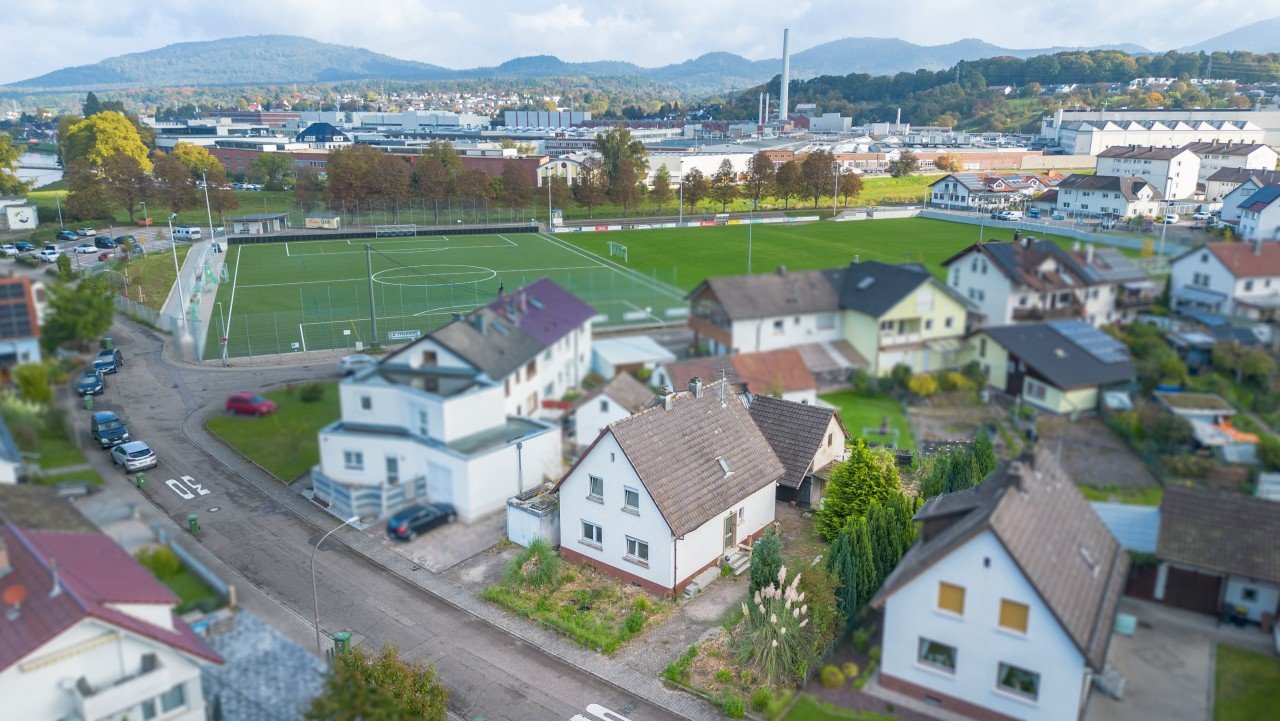 Foto Es gibt Immobilien, die sofort zeigen, welches Potenzial in ihnen steckt. Dieses Einfamilienhaus in Gaggenau Ottenau geh�rte genau dazu. Auch wenn das Haus sanierungsbed�rftig war, �berzeugte es durch seine Lage, die gewachsene Nachbarschaft und die M�glichkeit, hier mit der richtigen Vision ein ganz besonderes Zuhause zu schaffen. Gerade solche Immobilien bieten die Chance, Bestehendes neu zu denken und ein Haus Schritt f�r Schritt nach den eigenen Vorstellungen zu gestalten.<br><br>Umso mehr freuen wir uns, dass wir dieses sanierungsbed�rftige Einfamilienhaus in Gaggenau Ottenau erfolgreich verkaufen konnten. F�r die bisherigen Eigent�mer bedeutet der Verkauf einen neuen Lebensabschnitt, w�hrend die K�ufer nun die M�glichkeit haben, dem Haus neues Leben einzuhauchen.<br><br>Besonders sch�n ist in diesem Fall, dass der K�ufer das Potenzial der Immobilie erkannt hat und plant, das Haus umfassend zu sanieren und weiterzuentwickeln. Gerade bei �lteren H�usern in gewachsenen Wohnlagen wie Gaggenau Ottenau entstehen durch eine sorgf�ltige Modernisierung oft ganz besondere Wohnh�user, die den Charakter der Umgebung erhalten und gleichzeitig modernen Wohnkomfort bieten.<br><br>Wir freuen uns sehr �ber diesen gelungenen Abschluss und dar�ber, dass diese Immobilie in Gaggenau Ottenau nun eine neue Zukunft bekommt. Unser Dank gilt den Verk�ufern f�r das entgegengebrachte Vertrauen. Den neuen Eigent�mern w�nschen wir viel Erfolg bei der Sanierung und viele gl�ckliche Jahre in ihrem zuk�nftigen Zuhause.