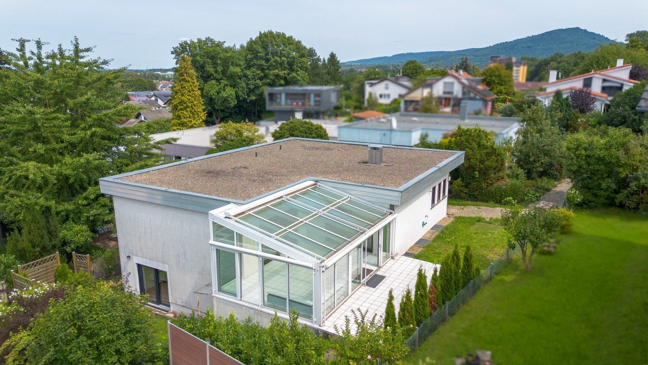 Foto Der Verkauf einer Immobilie ist immer ein besonderer Moment � f�r die Eigent�mer genauso wie f�r die zuk�nftigen Bewohner. Umso mehr freuen wir uns, dass wir dieses Einfamilienhaus in Kuppenheim bei Rastatt erfolgreich vermitteln konnten.<br><br>Das Haus �berzeugte durch seine angenehme Wohnlage, ein ruhiges Umfeld und viel Platz f�r das Familienleben. Eigenschaften, die gerade bei vielen Kaufinteressenten aktuell sehr gefragt sind. F�r die bisherigen Eigent�mer bedeutet der Verkauf den Beginn eines neuen Lebensabschnitts, w�hrend die K�ufer hier ihr neues Zuhause gefunden haben.<br><br>Kuppenheim, nur wenige Minuten von Rastatt entfernt, geh�rt zu den Wohnorten in der Region, die besonders bei Familien sehr beliebt sind. Die Kombination aus einer ruhigen Wohnlage, guter Infrastruktur und kurzen Wegen in die umliegenden St�dte macht den Standort �u�erst attraktiv. Gleichzeitig bietet die Umgebung eine hohe Lebensqualit�t und eine gewachsene Nachbarschaft.<br><br>Wir bedanken uns herzlich bei den Verk�ufern f�r das Vertrauen und gratulieren allen Beteiligten zu diesem erfolgreichen Abschluss. Den neuen Eigent�mern w�nschen wir viele sch�ne Jahre in ihrem neuen Zuhause in Kuppenheim bei Rastatt.