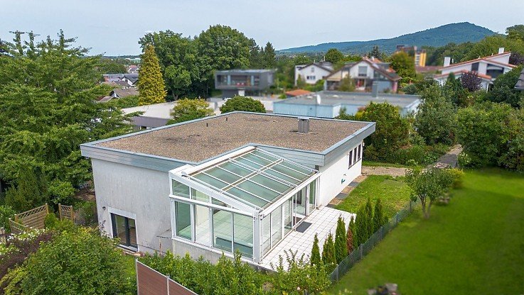 Foto Der Verkauf einer Immobilie ist immer ein besonderer Moment – für die Eigentümer genauso wie für die zukünftigen Bewohner. Umso mehr freuen wir uns, dass wir dieses Einfamilienhaus in Kuppenheim bei Rastatt erfolgreich vermitteln konnten.<br><br>Das Haus überzeugte durch seine angenehme Wohnlage, ein ruhiges Umfeld und viel Platz für das Familienleben. Eigenschaften, die gerade bei vielen Kaufinteressenten aktuell sehr gefragt sind. Für die bisherigen Eigentümer bedeutet der Verkauf den Beginn eines neuen Lebensabschnitts, während die Käufer hier ihr neues Zuhause gefunden haben.<br><br>Kuppenheim, nur wenige Minuten von Rastatt entfernt, gehört zu den Wohnorten in der Region, die besonders bei Familien sehr beliebt sind. Die Kombination aus einer ruhigen Wohnlage, guter Infrastruktur und kurzen Wegen in die umliegenden Städte macht den Standort äußerst attraktiv. Gleichzeitig bietet die Umgebung eine hohe Lebensqualität und eine gewachsene Nachbarschaft.<br><br>Wir bedanken uns herzlich bei den Verkäufern für das Vertrauen und gratulieren allen Beteiligten zu diesem erfolgreichen Abschluss. Den neuen Eigentümern wünschen wir viele schöne Jahre in ihrem neuen Zuhause in Kuppenheim bei Rastatt. Foto Der Verkauf einer Immobilie ist immer ein besonderer Moment – für die Eigentümer genauso wie für die zukünftigen Bewohner. Umso mehr freuen wir uns, dass wir dieses Einfamilienhaus in Kuppenheim bei Rastatt erfolgreich vermitteln konnten.<br><br>Das Haus überzeugte durch seine angenehme Wohnlage, ein ruhiges Umfeld und viel Platz für das Familienleben. Eigenschaften, die gerade bei vielen Kaufinteressenten aktuell sehr gefragt sind. Für die bisherigen Eigentümer bedeutet der Verkauf den Beginn eines neuen Lebensabschnitts, während die Käufer hier ihr neues Zuhause gefunden haben.<br><br>Kuppenheim, nur wenige Minuten von Rastatt entfernt, gehört zu den Wohnorten in der Region, die besonders bei Familien sehr beliebt sind. Die Kombination aus einer ruhigen Wohnlage, guter Infrastruktur und kurzen Wegen in die umliegenden Städte macht den Standort äußerst attraktiv. Gleichzeitig bietet die Umgebung eine hohe Lebensqualität und eine gewachsene Nachbarschaft.<br><br>Wir bedanken uns herzlich bei den Verkäufern für das Vertrauen und gratulieren allen Beteiligten zu diesem erfolgreichen Abschluss. Den neuen Eigentümern wünschen wir viele schöne Jahre in ihrem neuen Zuhause in Kuppenheim bei Rastatt.