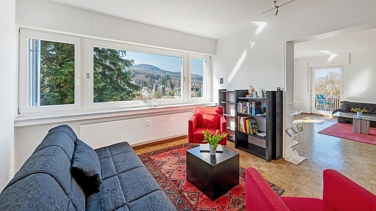 Foto Wir freuen uns, Ihnen dieses besondere Wohnungsangebot in Baden-Baden vorstellen zu dürfen, das urbanes Lebensgefühl mit der ruhigen Eleganz der Kurstadt verbindet. In einer der begehrtesten Lagen gelegen, erreichen Sie fußläufig alles, was den Alltag angenehm macht – von stilvollen Geschäften über Restaurants bis hin zu kulturellen Highlights, während die Wohnung selbst in einer ruhigen Sackgasse ohne Durchgangsverkehr liegt und dadurch eine entspannte Wohnatmosphäre bietet. Auch die Wagener Galerie ist in wenigen Minuten bequem erreichbar. Die Wohnung befindet sich im zweiten Obergeschoss eines gepflegten Hauses mit nur sechs Wohneinheiten und überzeugt auf rund 83,38 m² mit einem hellen, harmonischen Raumkonzept, das sich ideal für Singles, Paare oder kleine Familien eignet. Ein echtes Highlight ist der West-Balkon mit einem beeindruckenden Blick über Baden-Baden, auf dem Sie sonnige Nachmittage und ruhige Abende mit weiter Aussicht über die Dächer und die grüne Umgebung genießen können. Die drei Zimmer sind sinnvoll aufgeteilt in ein ruhig gelegenes Schlafzimmer, ein gemütliches Wohnzimmer sowie ein flexibles Ess- oder Arbeitszimmer, das ebenfalls von der Aussicht profitiert. Die Modernisierung im Jahr 2010 sorgt für eine zeitgemäße Ausstattung mit hochwertigen Bodenbelägen und einem gepflegten Badezimmer, während die vorhandene Einbauküche den Wohnkomfort zusätzlich unterstreicht. Ergänzt wird das Angebot durch praktischen Stauraum in Form eines Kellerabteils und eines großzügigen Abstellraums im Dachspeicher, während eine Gas-Zentralheizung für eine angenehme Wärme sorgt. Die unmittelbare Nähe zu Kurpark, Thermen, Festspielhaus und dem vielfältigen gastronomischen Angebot macht diese Wohnung zu einem Ort, an dem sich Lebensqualität jeden Tag spürbar zeigt. Foto Wir freuen uns, Ihnen dieses besondere Wohnungsangebot in Baden-Baden vorstellen zu dürfen, das urbanes Lebensgefühl mit der ruhigen Eleganz der Kurstadt verbindet. In einer der begehrtesten Lagen gelegen, erreichen Sie fußläufig alles, was den Alltag angenehm macht – von stilvollen Geschäften über Restaurants bis hin zu kulturellen Highlights, während die Wohnung selbst in einer ruhigen Sackgasse ohne Durchgangsverkehr liegt und dadurch eine entspannte Wohnatmosphäre bietet. Auch die Wagener Galerie ist in wenigen Minuten bequem erreichbar. Die Wohnung befindet sich im zweiten Obergeschoss eines gepflegten Hauses mit nur sechs Wohneinheiten und überzeugt auf rund 83,38 m² mit einem hellen, harmonischen Raumkonzept, das sich ideal für Singles, Paare oder kleine Familien eignet. Ein echtes Highlight ist der West-Balkon mit einem beeindruckenden Blick über Baden-Baden, auf dem Sie sonnige Nachmittage und ruhige Abende mit weiter Aussicht über die Dächer und die grüne Umgebung genießen können. Die drei Zimmer sind sinnvoll aufgeteilt in ein ruhig gelegenes Schlafzimmer, ein gemütliches Wohnzimmer sowie ein flexibles Ess- oder Arbeitszimmer, das ebenfalls von der Aussicht profitiert. Die Modernisierung im Jahr 2010 sorgt für eine zeitgemäße Ausstattung mit hochwertigen Bodenbelägen und einem gepflegten Badezimmer, während die vorhandene Einbauküche den Wohnkomfort zusätzlich unterstreicht. Ergänzt wird das Angebot durch praktischen Stauraum in Form eines Kellerabteils und eines großzügigen Abstellraums im Dachspeicher, während eine Gas-Zentralheizung für eine angenehme Wärme sorgt. Die unmittelbare Nähe zu Kurpark, Thermen, Festspielhaus und dem vielfältigen gastronomischen Angebot macht diese Wohnung zu einem Ort, an dem sich Lebensqualität jeden Tag spürbar zeigt.