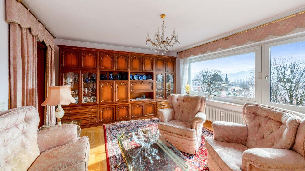 Foto Diese gepflegte Etagenwohnung in Baden-Baden bietet auf rund 87 m� ein durchdachtes Raumkonzept mit 3,5 Zimmern und angenehmem Wohngef�hl. Sie befindet sich im 4. Obergeschoss eines modernisierten Mehrfamilienhauses mit Aufzug und �berzeugt durch ein helles Wohnzimmer mit Panoramafenster sowie einen Balkon, der sowohl vom Wohn- als auch vom Schlafzimmer zug�nglich ist.<br><br>Die Wohnung ist funktional ausgestattet, inklusive Einbauk�che, separatem G�ste-WC und vielseitig nutzbarem zus�tzlichem Zimmer. Ein Au�enstellplatz direkt am Haus sowie ein Kellerabteil sorgen f�r praktischen Komfort im Alltag.<br><br>Die ruhige und zugleich zentrale Lage in Baden-Baden macht diese Immobilie besonders attraktiv. Eine umfassende Sanierung des Geb�udes wurde 2025 durchgef�hrt und unterstreicht den soliden Gesamtzustand.