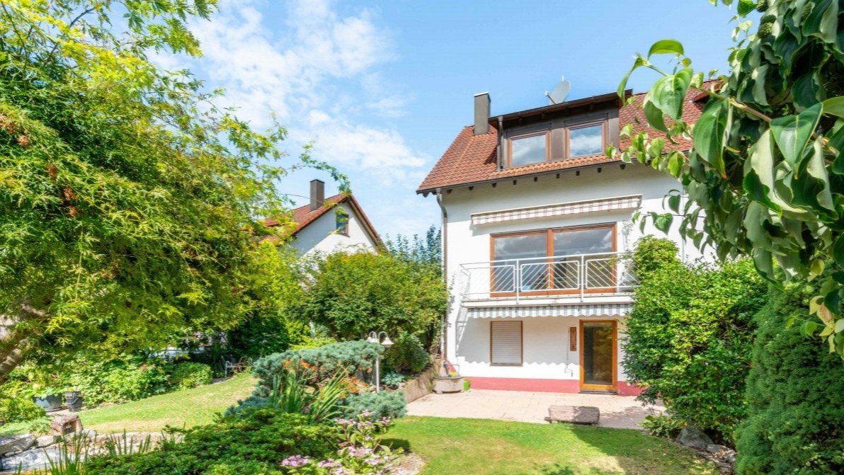 Foto Manche Immobilien entfalten ihre Wirkung sofort. Noch bevor man alle Details kennt, sp�rt man, dass hier etwas Besonderes entstanden ist. Genau dieses Gef�hl hat diese Doppelhaush�lfte in Gaggenau-Winkel bei vielen Interessenten ausgel�st. Die ruhige Lage, eingebettet zwischen W�ldern, Wiesen und Pferdekoppeln, schafft eine Atmosph�re, die im Alltag selten geworden ist. Hier geht es nicht nur um Wohnen, sondern um Lebensqualit�t.<br><br>Beim ersten Betreten �berzeugt das Haus durch einen gro�z�gigen Wohn- und Essbereich, der durch den Kachelofen eine angenehme W�rme und Geborgenheit ausstrahlt. Der direkte Zugang zum Balkon erweitert den Raum nach au�en und macht ihn zu einem Ort, an dem man gerne Zeit verbringt. Die moderne Einbauk�che f�gt sich nahtlos in das Gesamtbild ein und zeigt, dass Funktionalit�t und Stil hier Hand in Hand gehen. Die Raumaufteilung ist durchdacht, mit ausreichend Platz f�r Familien, Paare oder auch f�r Menschen, die sich ein Homeoffice integrieren m�chten.<br>