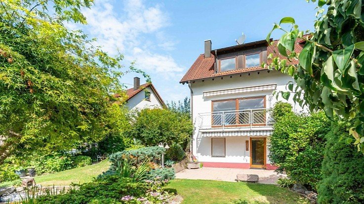 Foto Manche Immobilien entfalten ihre Wirkung sofort. Noch bevor man alle Details kennt, sp�rt man, dass hier etwas Besonderes entstanden ist. Genau dieses Gef�hl hat diese Doppelhaush�lfte in Gaggenau-Winkel bei vielen Interessenten ausgel�st. Die ruhige Lage, eingebettet zwischen W�ldern, Wiesen und Pferdekoppeln, schafft eine Atmosph�re, die im Alltag selten geworden ist. Hier geht es nicht nur um Wohnen, sondern um Lebensqualit�t.<br><br>Beim ersten Betreten �berzeugt das Haus durch einen gro�z�gigen Wohn- und Essbereich, der durch den Kachelofen eine angenehme W�rme und Geborgenheit ausstrahlt. Der direkte Zugang zum Balkon erweitert den Raum nach au�en und macht ihn zu einem Ort, an dem man gerne Zeit verbringt. Die moderne Einbauk�che f�gt sich nahtlos in das Gesamtbild ein und zeigt, dass Funktionalit�t und Stil hier Hand in Hand gehen. Die Raumaufteilung ist durchdacht, mit ausreichend Platz f�r Familien, Paare oder auch f�r Menschen, die sich ein Homeoffice integrieren m�chten.<br>