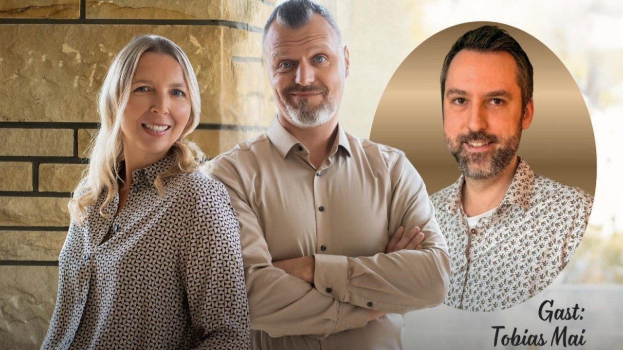 Foto Kapitalanleger � im Verkauf ist das oft so ein Wort, bei dem Eigent�mer innerlich schon ein wenig auf Abstand gehen. �Die dr�cken nur.� �Die bieten frech.� Solche Erfahrungen gibt es tats�chlich. Gleichzeitig gibt es aber auch eine andere Seite. Genau deshalb haben wir in dieser Folge einen Kapitalanleger mit an den Tisch geholt. Als Immobilienmakler in Baden-Baden erleben Alexandra und Thomas Wolf diese Dynamik regelm��ig, wenn Investoren und Eigent�mer aufeinandertreffen � etwa beim Verkauf einer Wohnung im Raum Rastatt oder bei einem Mehrfamilienhaus im Umfeld von Karlsruhe.<br>