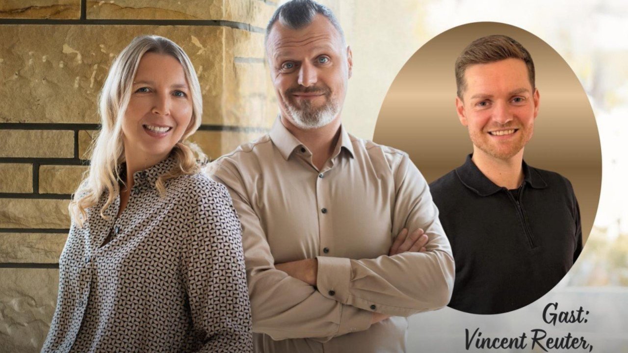 Foto Mit der Finanzierung steht und f�llt der Weg zur eigenen Immobilie. Genau deshalb ist Teamwork so entscheidend. In dieser Folge sprechen Alexandra und Thomas Wolf gemeinsam mit Vincent Reuter von der Zinsfabrik, einem bankenunabh�ngigen Baufinanzierer, dar�ber, warum Makler und Finanzierer eng zusammenarbeiten sollten � und wie K�ufer davon ganz konkret profitieren. Mehr Klarheit im Prozess, weniger Reibung und oft ein deutlich schnellerer Weg zur Zusage. Gerade beim Immobilienkauf in Baden-Baden oder wenn Interessenten aus St�dten wie Rastatt, Ettlingen oder Karlsruhe auf der Suche nach einem passenden Zuhause sind, zeigt sich, wie wichtig eine saubere Finanzierungsvorbereitung ist.<br>