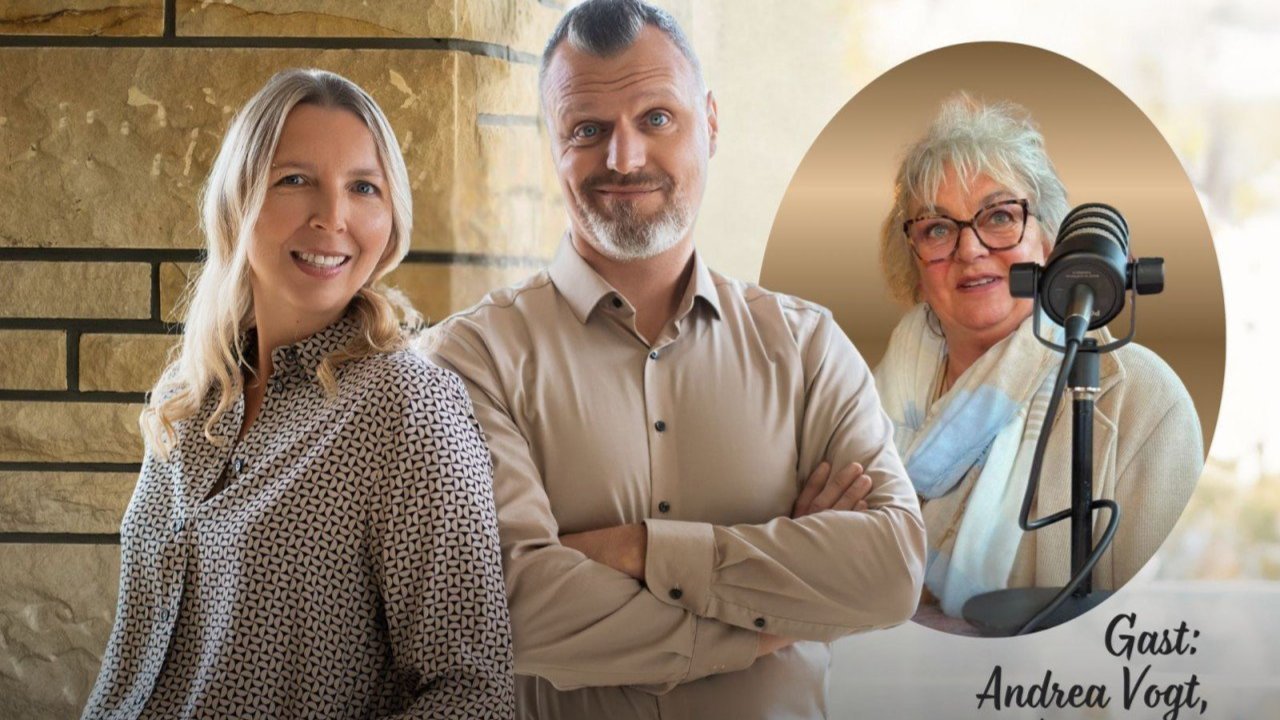 Foto In dieser Folge sitzen Team Wolf, Alexandra und Thomas, gemeinsam mit mir am Kaminfeuer im Knusperh�uschen in Sasbachwalden. Mit dabei ist unser erster Gast: Chefin Andrea Vogt. Andrea hat diesen besonderen Ort gemeinsam mit ihrem Mann von Grund auf aufgebaut. Aus einem alten Hof ist �ber die Jahre ein echtes Schwarzwald-Schmuckk�stchen entstanden, mit gewachsenem Gastronomiebetrieb, viel Handwerk und noch mehr Herzblut. F�r uns als Immobilienmakler in Baden-Baden ist es immer etwas Besonderes, Orte zu begleiten, die so viel Geschichte und Pers�nlichkeit in sich tragen.<br>