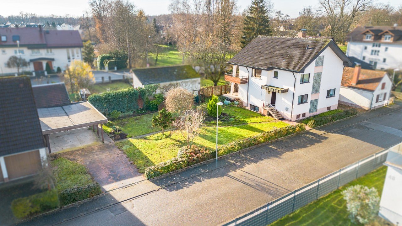 Foto Neu im Portfolio: Charmantes Einfamilienhaus in Rastatt � Ihr Familienparadies mit Potenzial<br>Wir freuen uns, Ihnen ein exklusives Neuzugang in unserem Portfolio pr�sentieren zu d�rfen: ein gepflegtes Einfamilienhaus in Rastatt in einer der begehrtesten Wohnlagen der Region! Dieses Haus kaufen in Rastatt bedeutet, ein Zuhause in zentraler und zugleich ruhiger Lage zu finden, eingebettet in ein gepflegtes Wohngebiet, das besonders bei Immobilien Rastatt Familie-Suchenden hoch im Kurs steht. Hier profitieren Sie von einer angenehmen Nachbarschaft, kurzen Wegen in die Innenstadt sowie einer hervorragenden Anbindung an Schulen, Einkaufsm�glichkeiten und vielf�ltige Freizeitangebote. Dieser Standort in Rastatt ist optimal f�r alle, die Alltag, Ruhe und Lebensqualit�t harmonisch miteinander verbinden m�chten.<br>