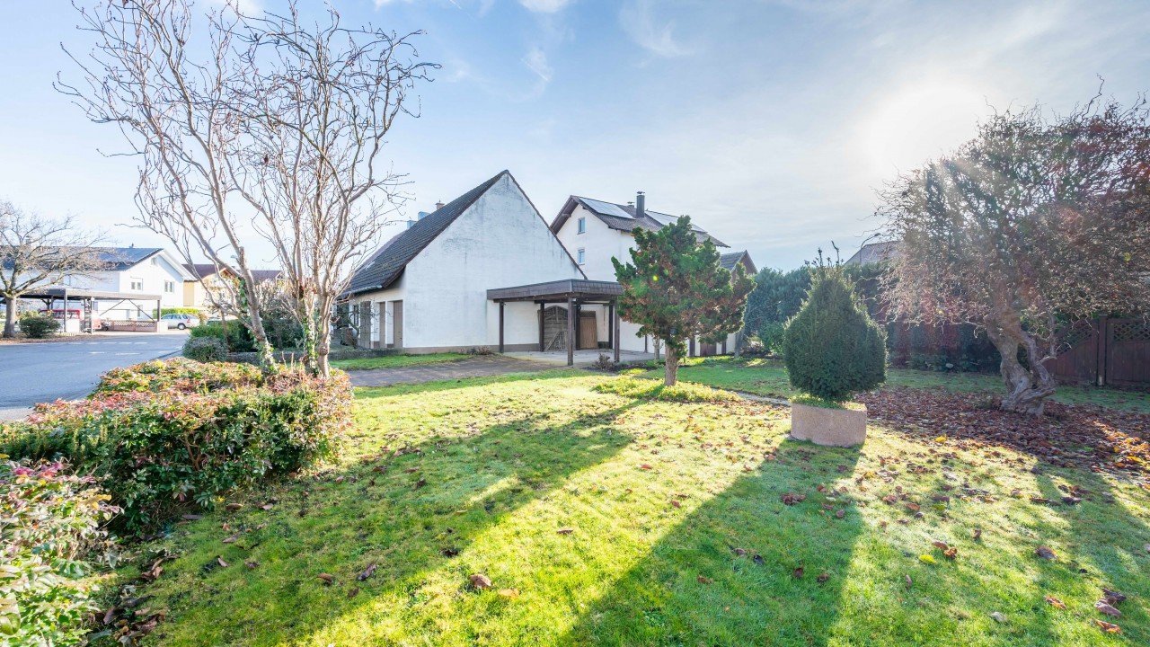 Foto Dieses voll erschlossene Baugrundst�ck in Rastatt er�ffnet eine seltene Chance f�r alle, die den Traum vom eigenen Zuhause verwirklichen m�chten � individuell geplant, nachhaltig gedacht und eingebettet in ein gewachsenes Wohnumfeld. Mit einer Fl�che von rund 401 m� bietet es die ideale Grundlage f�r ein modernes Einfamilienhaus oder ein klassisches Wohnkonzept, das sich ganz an den eigenen Bed�rfnissen orientiert.<br><br>Die Lage �berzeugt durch ihre gelungene Balance: ruhig und angenehm zum Leben, gleichzeitig zentral genug f�r einen komfortablen Alltag. Einkaufsm�glichkeiten, Schulen, Kinderg�rten sowie medizinische Einrichtungen sind schnell erreichbar, ebenso die Rastatter Innenstadt. F�r Berufst�tige besonders attraktiv ist die N�he zu den bedeutenden Arbeitgebern der Region. Und wenn es einmal etwas ruhiger sein darf, laden nahegelegene Gr�nfl�chen und Erholungsr�ume zum Abschalten ein.<br><br>Ein gro�er Vorteil liegt in der flexiblen Bebauungsm�glichkeit nach � 34 BauGB. Das bedeutet: Ihr zuk�nftiges Zuhause f�gt sich harmonisch in die bestehende Nachbarschaft ein, w�hrend Ihnen gleichzeitig ausreichend Spielraum f�r die eigene architektonische Handschrift bleibt. So entsteht ein Wohnkonzept, das sowohl stimmig als auch pers�nlich ist.<br><br>Wichtig zu wissen: Auf den im Expos� dargestellten Visualisierungen sind zwei Grundst�cke abgebildet. Diese werden separat ver�u�ert. Das hier angebotene Grundst�ck ist das unbebaute Baugrundst�ck. Das angrenzende, bereits bebaute Grundst�ck geh�rt nicht zu diesem Angebot, kann jedoch optional zus�tzlich erworben werden. Daraus ergeben sich spannende Perspektiven � etwa ein gro�z�gigeres Gesamtareal, zus�tzliche Nutzungsm�glichkeiten oder eine langfristige Investitionsstrategie.<br><br>Ob als Fundament f�r das eigene Zuhause oder als wertbest�ndige Kapitalanlage: Dieses Grundst�ck vereint Lagequalit�t, Entwicklungspotenzial und gestalterische Freiheit auf �berzeugende Weise.<br><br>Gerne begleiten wir Sie pers�nlich auf dem Weg zu Ihrer Entscheidung und zeigen Ihnen alle M�glichkeiten, die dieses besondere Angebot bereith�lt.