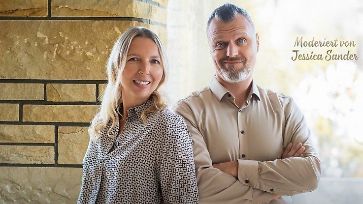 Foto Im Moment spüren wir bei vielen Gesprächen vor allem eines: Unsicherheit. Menschen möchten kaufen, aber fragen sich, ob jetzt der richtige Zeitpunkt ist. Andere möchten verkaufen, aber hängen an ihren Preisvorstellungen. Und dazwischen steht ein Markt, der gerade deutlich mehr Erklärung braucht als noch vor ein paar Jahren. Genau darüber sprechen Jessica, Thomas und ich in der neuen Folge von „Blick durchs Schlüsselloch". Ehrlich, direkt und ohne Schönfärberei – so wie wir es jeden Tag im Makleralltag auch mit unseren Kunden machen. Was wirklich hinter den Schlagzeilen steckt, warum Warten nicht immer die bessere Strategie ist – und warum der „perfekte Zeitpunkt" meistens eine Illusion ist. Denn am Ende sind Immobilienentscheidungen selten nur Kopfsache. Es geht um Lebensphasen, Veränderung – und den Mut, einen Schritt zu machen. Den haben wir übrigens. Was uns fehlt, ist die passende Immobilie. Auch wenn alle denken, Makler sitzen doch an der Quelle – wir sitzen gerade im selben Boot wie ihr. Reinhören lohnt sich. Foto Im Moment spüren wir bei vielen Gesprächen vor allem eines: Unsicherheit. Menschen möchten kaufen, aber fragen sich, ob jetzt der richtige Zeitpunkt ist. Andere möchten verkaufen, aber hängen an ihren Preisvorstellungen. Und dazwischen steht ein Markt, der gerade deutlich mehr Erklärung braucht als noch vor ein paar Jahren. Genau darüber sprechen Jessica, Thomas und ich in der neuen Folge von „Blick durchs Schlüsselloch". Ehrlich, direkt und ohne Schönfärberei – so wie wir es jeden Tag im Makleralltag auch mit unseren Kunden machen. Was wirklich hinter den Schlagzeilen steckt, warum Warten nicht immer die bessere Strategie ist – und warum der „perfekte Zeitpunkt" meistens eine Illusion ist. Denn am Ende sind Immobilienentscheidungen selten nur Kopfsache. Es geht um Lebensphasen, Veränderung – und den Mut, einen Schritt zu machen. Den haben wir übrigens. Was uns fehlt, ist die passende Immobilie. Auch wenn alle denken, Makler sitzen doch an der Quelle – wir sitzen gerade im selben Boot wie ihr. Reinhören lohnt sich.