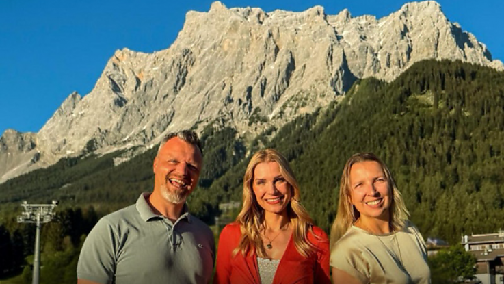 Foto Ein Blick hinter die Kulissen von Wolf Immobilien – unsere bisher persönlichste Podcastfolge<br><br>Es gibt Gespräche, die bleiben an der Oberfläche. Man spricht über Arbeit, Projekte, Pläne oder den Alltag, erzählt vielleicht ein paar Geschichten und irgendwann ist die Aufnahme vorbei. Und dann gibt es diese seltenen Momente, in denen ein Gespräch plötzlich eine ganz andere Richtung einschlägt, ohne dass man es vorher geplant hätte. Genau so ist unsere neue Podcastfolge entstanden. Foto Ein Blick hinter die Kulissen von Wolf Immobilien – unsere bisher persönlichste Podcastfolge<br><br>Es gibt Gespräche, die bleiben an der Oberfläche. Man spricht über Arbeit, Projekte, Pläne oder den Alltag, erzählt vielleicht ein paar Geschichten und irgendwann ist die Aufnahme vorbei. Und dann gibt es diese seltenen Momente, in denen ein Gespräch plötzlich eine ganz andere Richtung einschlägt, ohne dass man es vorher geplant hätte. Genau so ist unsere neue Podcastfolge entstanden.