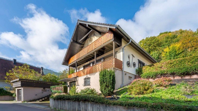 haus-gernsbach-staufenberg-aussenansicht-wolf-immobilien Gernsbach Einfamilienhaus Mieten mit Perspektive - Ihr Zuhause mit Kaufoption in Gernsbach-Staufenberg