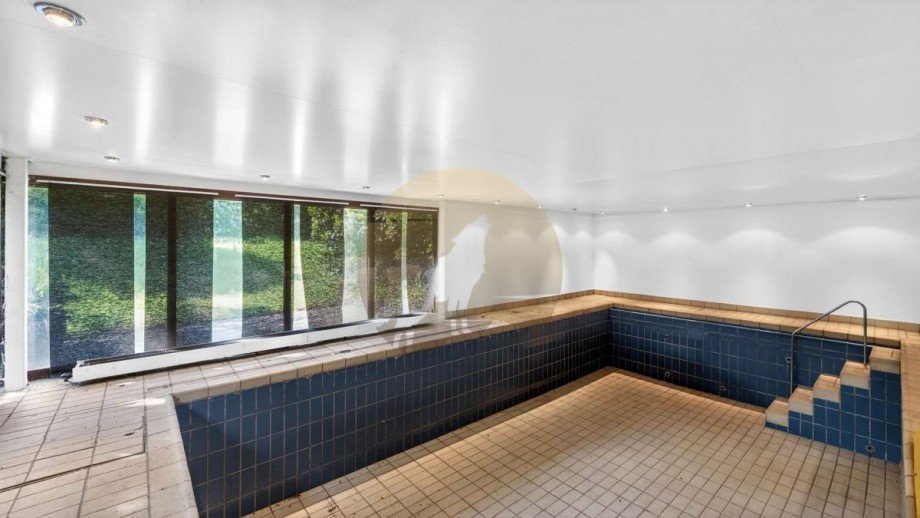 Stillgelegte Schwimmhalle Mehrfamilienhaus Gaggenau