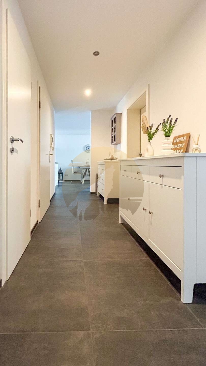 ger�umiger Eingangsbereich Etagenwohnung Karlsruhe