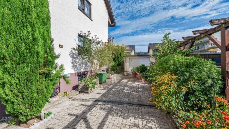 Einfahrt / Garage Doppelhaush�lfte Rastatt