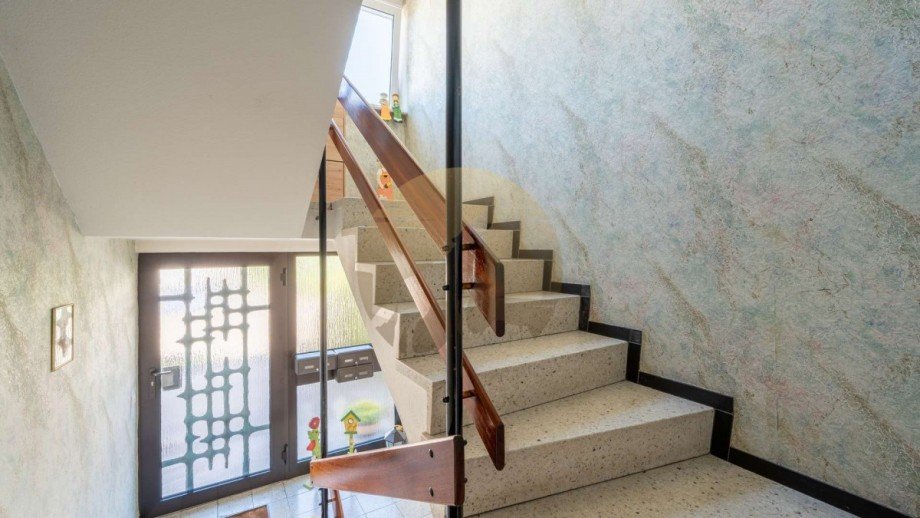 haus-baden-baden-haueneberstein-hausgang-wolf-immobilien Mehrfamilienhaus Baden-Baden