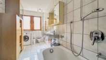 2. Badezimmer 1. OG Malsch: Gro�z�giges Wohnen und Gewerbe in einem!