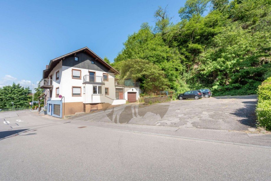 gro�er Parkplatz Mehrfamilienhaus B�hl