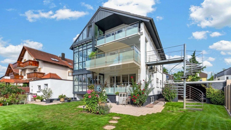 Gartenseite mit Terrassen Zweifamilienhaus Rastatt