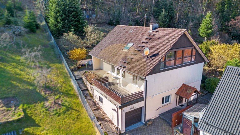 haus-gernsbach-staufenberg-aussenansicht-wolf-immobilien Gernsbach Einfamilienhaus Einfamilienhaus mit Einliegerwohnung zum Sanieren/Neubauen in Gernsbach-Staufenberg