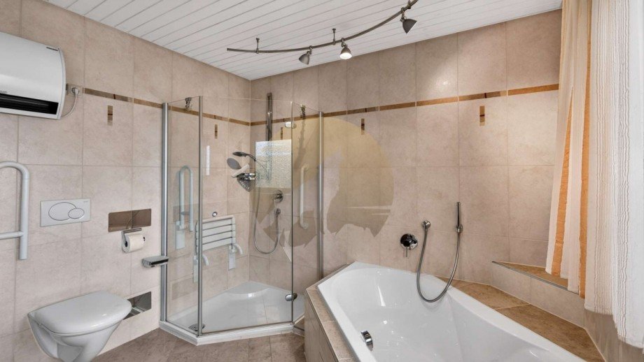 Badezimmer OG Doppelhaush�lfte Rastatt