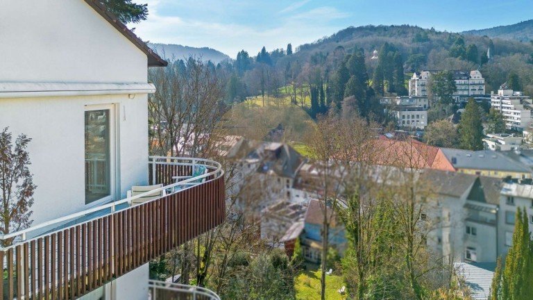 wohnung-baden-baden-drohenaufnahme-wolf-immobilien Baden-Baden Etagenwohnung Atemberaubende Aussicht - ruhig gelegen - ein Katzensprung ins Zentrum