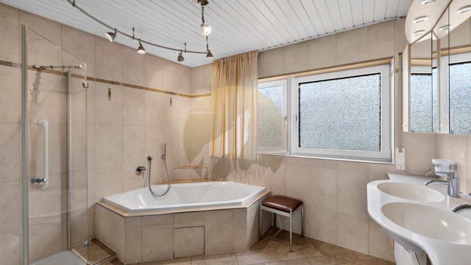 Badezimmer OG Doppelhaush�lfte Rastatt