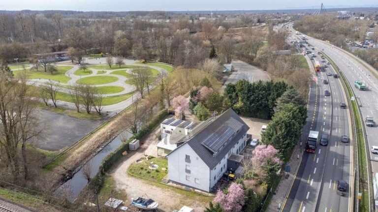 haus-karlsruhe-knielingen-drohnenaufnahme-wolf-immobilien Karlsruhe Mehrfamilienhaus Clever investieren: Renditeobjekt in Karlsruhe-Knielingen mit Potenzial!