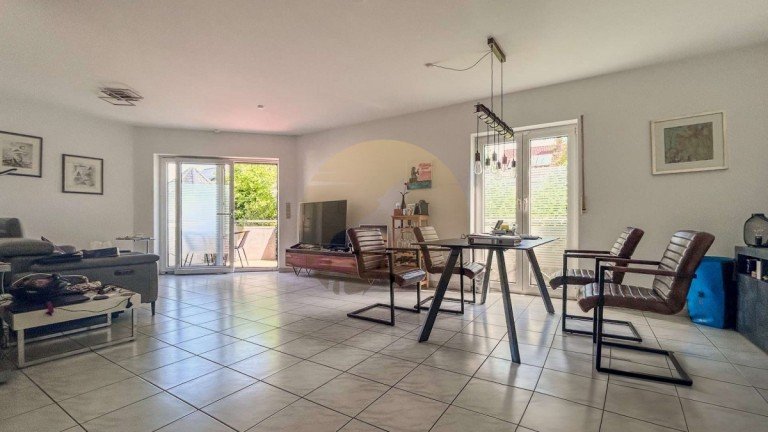 wohnung-malsch-wohnzimmer-wolf-immobilien Malsch Wohnung Viel Raum zum Leben - gro�e 2-Zimmer-Wohnung am Ortsrand von Malsch
