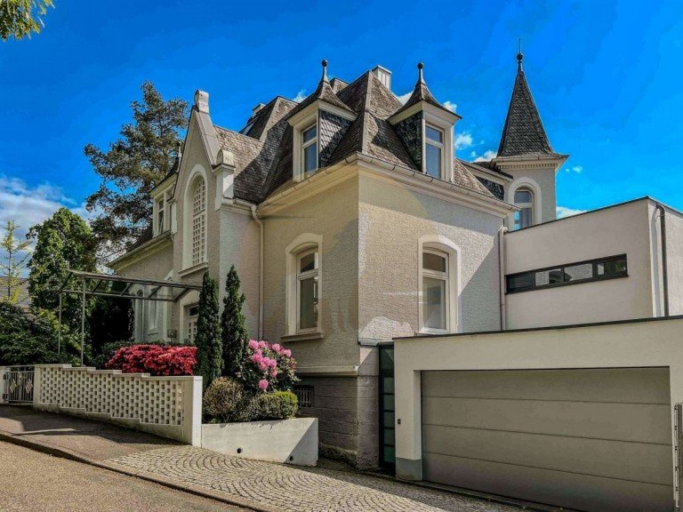 haus-villa-baden-baden-aussenansicht-wolf-immobilien Baden-Baden Villa Exklusive Villa in Baden-Baden: Historisches Juwel mit Wellness, Pool & traumhaftem Ausblick