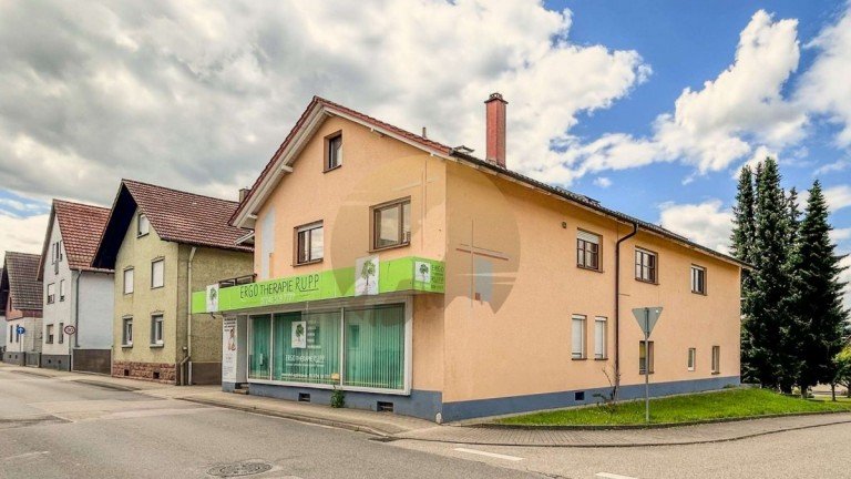 Stra�enansicht Malsch Mehrfamilienhaus Malsch: Gro�z�giges Wohnen und Gewerbe in einem!